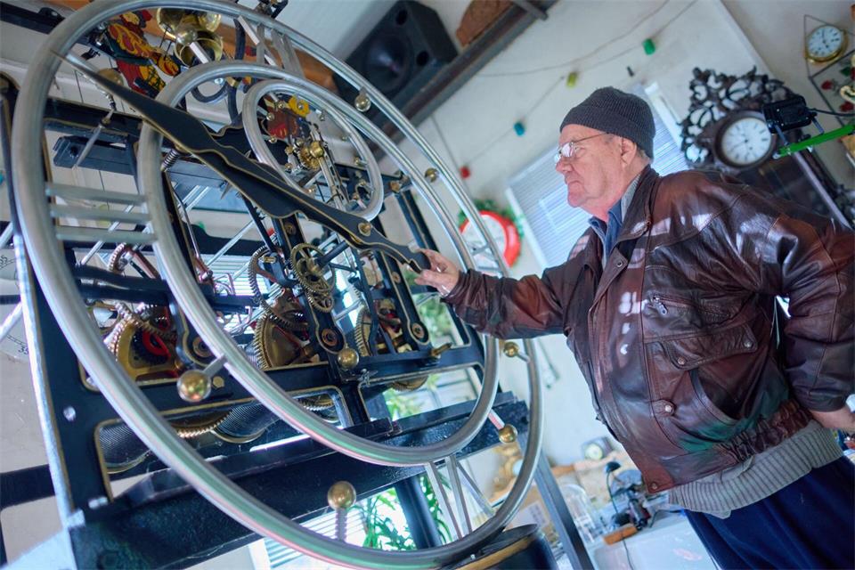 Mehr als ein Hobby: Schmidt beschäftigt sich seit mehr als 60 Jahren mit Zeitmessern.Jens Büttner/dpa