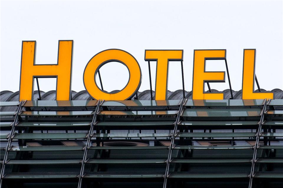 Mehr als ein Jahr wohnte ein Mann mit Frau und Kindern in einem Berliner Hotel. (Symbolbild)Daniel Bockwoldt/dpa