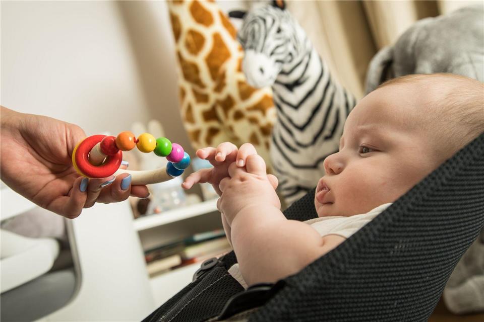 Mehr als ein Spiel: Wenn Babys „blubbern“, fördern sie ihre Sprachentwicklung und stärken soziale Bindungen.picture alliance/dpa/dpa-tmn