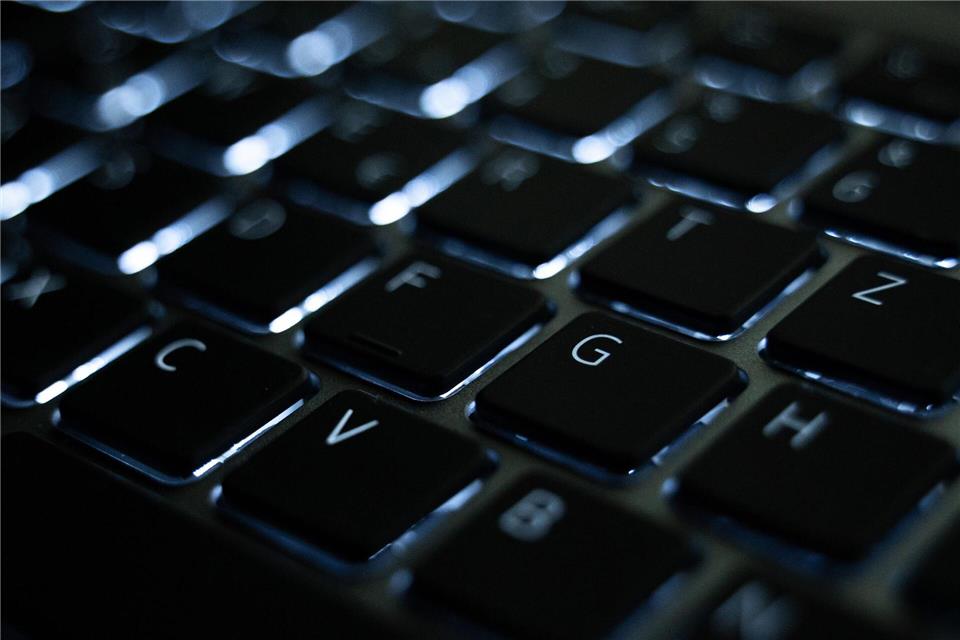 Mehr als eine Million Euro Schaden entstand durch den Diebstahl der Laptops. (Symbolbild)Helena Dolderer/dpa