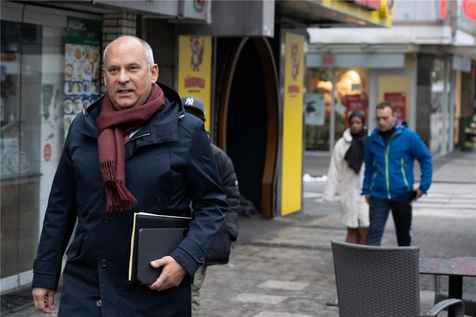 Mehr als eine Stunde sprach der Minister mit Beamten des 1. Reviers.  Boris Roessler/dpa