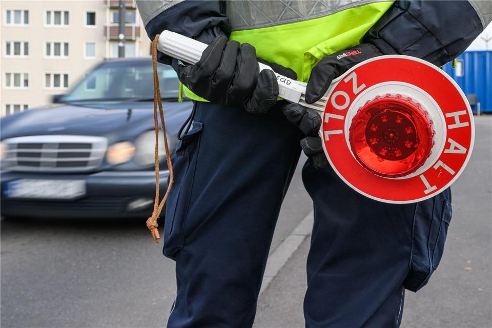 Mehr als eine halbe Tonne illegale Pyrotechnik stellte der Zoll im Juni auf einen Schlag am Grenzübergang Pomellen sicher. (Symbolbild)Patrick Pleul/dpa