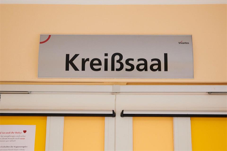 Mehr als jede dritte Entbindung erfolgt in nordrhein-westfälischen Krankenhäusern per Kaiserschnitt. (Symbolbild)Annette Riedl/dpa
