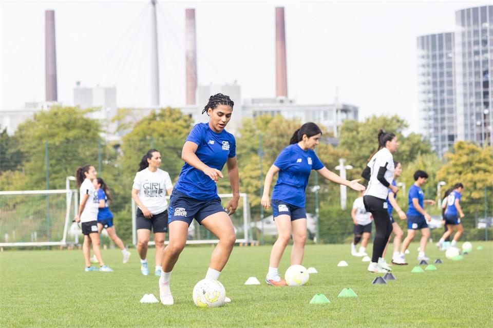 Mehr als nur Fußball: Afghanische Fußballerinnen im Summer Camp in Wolfsburg. Irving Villegas/dpa