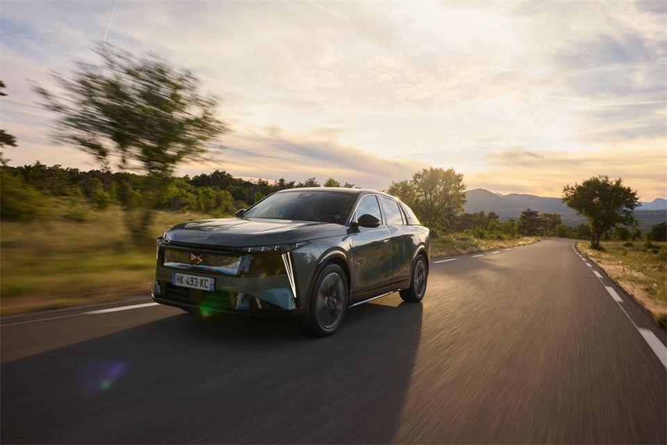 Mehr als „nur SUV“: Der DS N°7 bietet bis zu 560 Liter Kofferraum und Komfort wie in der Oberklasse – inklusive Massage-Sitzen.Greg/DS Automobiles/Stellantis/dpa-tmn
