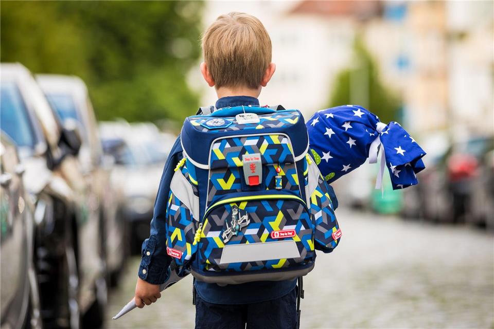Mehr als nur ein Transportmittel für Hefte, Stifte und Sportzeug: Der Schulranzen hat für viele Kinder einen großen Wert.picture alliance/dpa