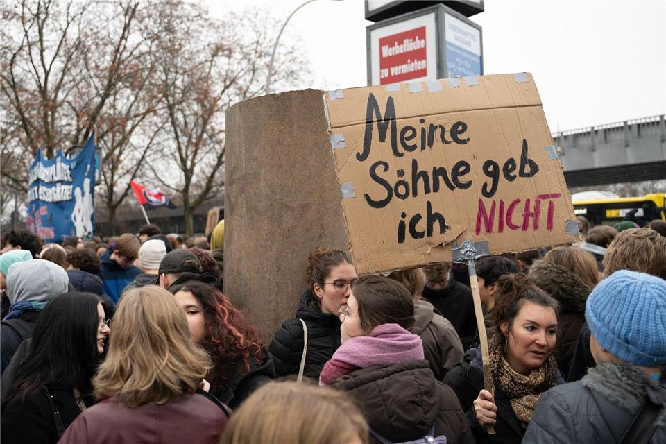 Mehr als tausend Schüler und andere Menschen demonstrieren in Berlin-Kreuzberg gegen einen Wehrdienst. Markus Lenhardt/dpa