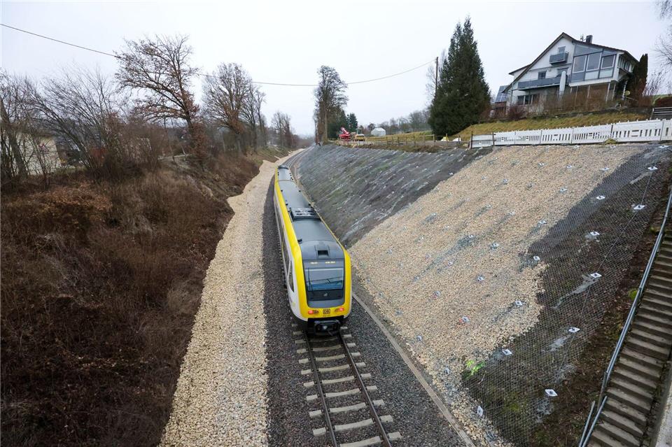 Mehr als vier Monate nach dem schweren Zugunglück fahren auf der Strecke wieder Züge. Thomas Warnack/dpa