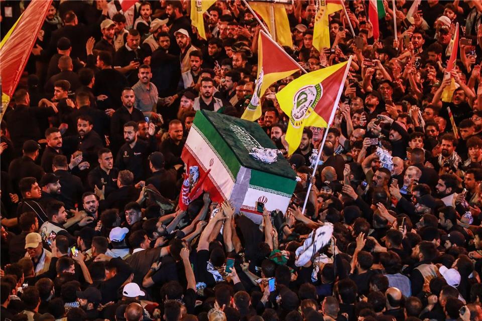 Mehr als vier Monate nach seiner Tötung ist Irans früherer oberster Führer Ajatollah Ali Chamenei beerdigt worden. Ameer Al-Mohammedawi/dpa