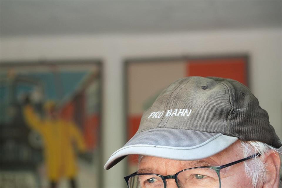 Mehr als zehn Jahre hat Karl Bürger dafür gekämpft, dass auch heute noch Züge in Walpertskirchen halten. Felix Kirberg/dpa