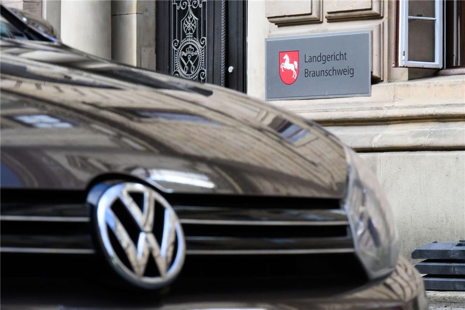 Mehr als zehn Jahre nach dem Auffliegen des Dieselskandals bei VW sind die Gerichtsverfahren längst nicht abgeschlossen. (Archivbild) Julian Stratenschulte/dpa Pool/dpa