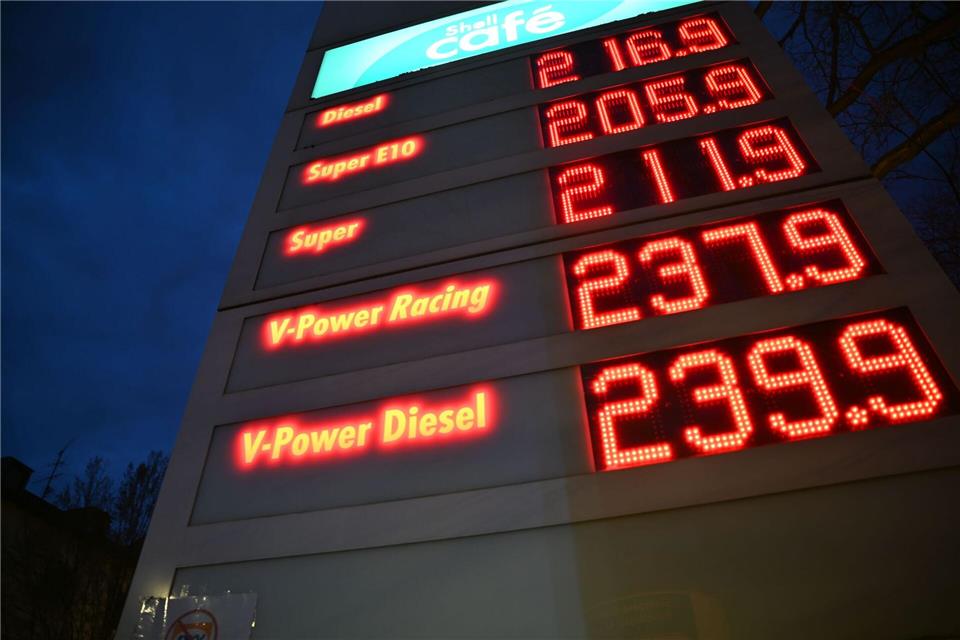 Mehr als zwei Euro für den Liter Sprit sind inzwischen fällig. Katharina Kausche/dpa