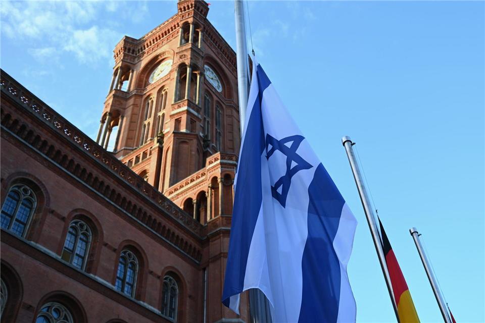 Mehr als zwei Jahre lang hing die israelische Flagge vor dem Roten Rathaus. (Archivbild)Katharina Kausche/dpa