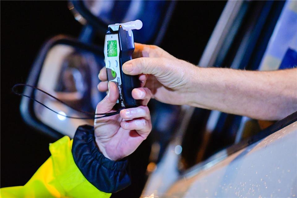Mehr als zwei Promille zeigte der Alkoholtest des Fahrers an. (Symbolbild)Uwe Anspach/dpa