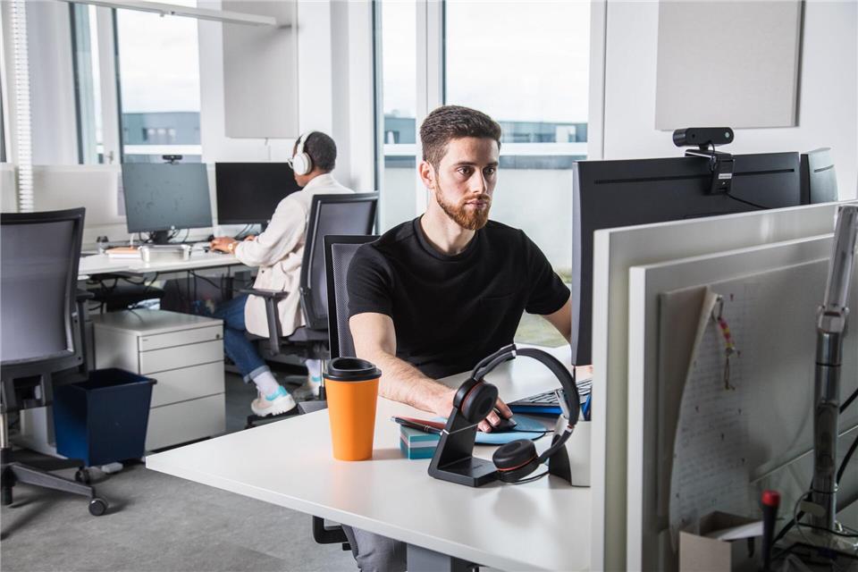 Mehr leisten, um zu genügen? Klingt fleißig – fühlt sich aber wie Dauerstress an. Anhaltender innerer Druck kann Schlafstörungen, Depressionen oder Burn-out begünstigen.picture alliance / dpa-tmn