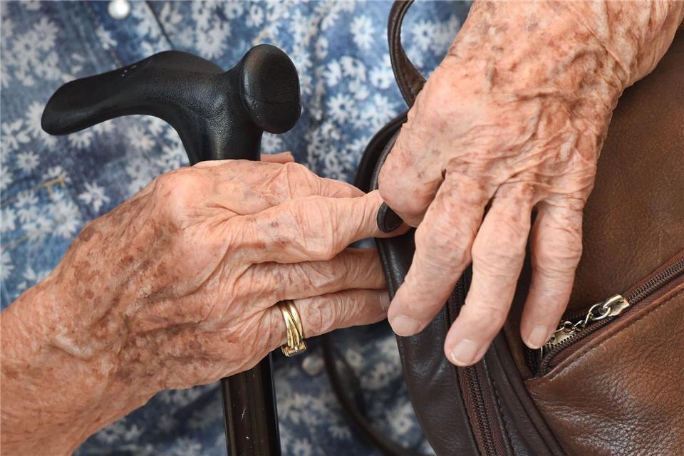 Zahl der mindestens Hundertjährigen in Deutschland steigt Mehr mindestens Hundertjährige leben in Deutschland. (Symbolbild)Arne Dedert/dpa