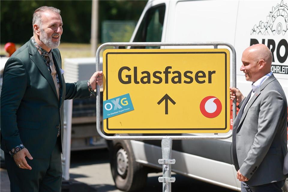 Mehr schnelles Internet für ganz Thüringen: Das will Digitalminister Steffen Schütz vom BSW (links). Mittlerweile habe jeder fünfte Thüringer Zugang zu schnellem Glasfaser. Geförderter und privatwirtschaftlicher Glasfaserausbau in Milliardenhöhe soll das in den kommenden Jahren weiter verbessern.Michael Reichel/dpa