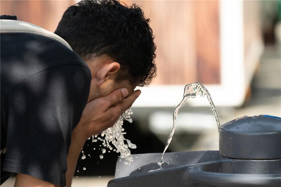 Mehr trinken als sonst ist Experten zufolge besonders während längerer Hitzewellen wichtig, da sonst Dehydration droht. Sebastian Kahnert/dpa