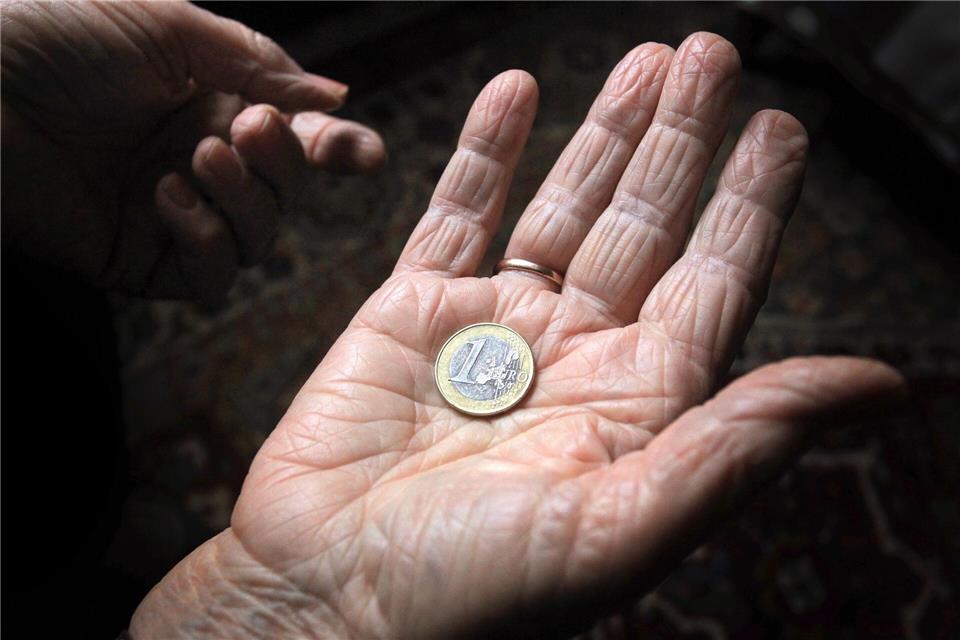 Mehr und mehr Menschen sind in Thüringen im Alter auf staatliche Unterstützung angewiesen (Symbolbild)Karl-Josef Hildenbrand/dpa