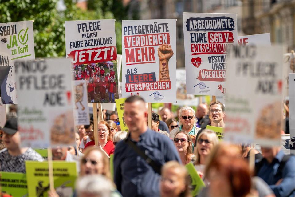 Mehrere 100 Menschen haben in Erfurt gegen die Reformpläne bei der Pflege demonstriert.Jacob Schröter/dpa