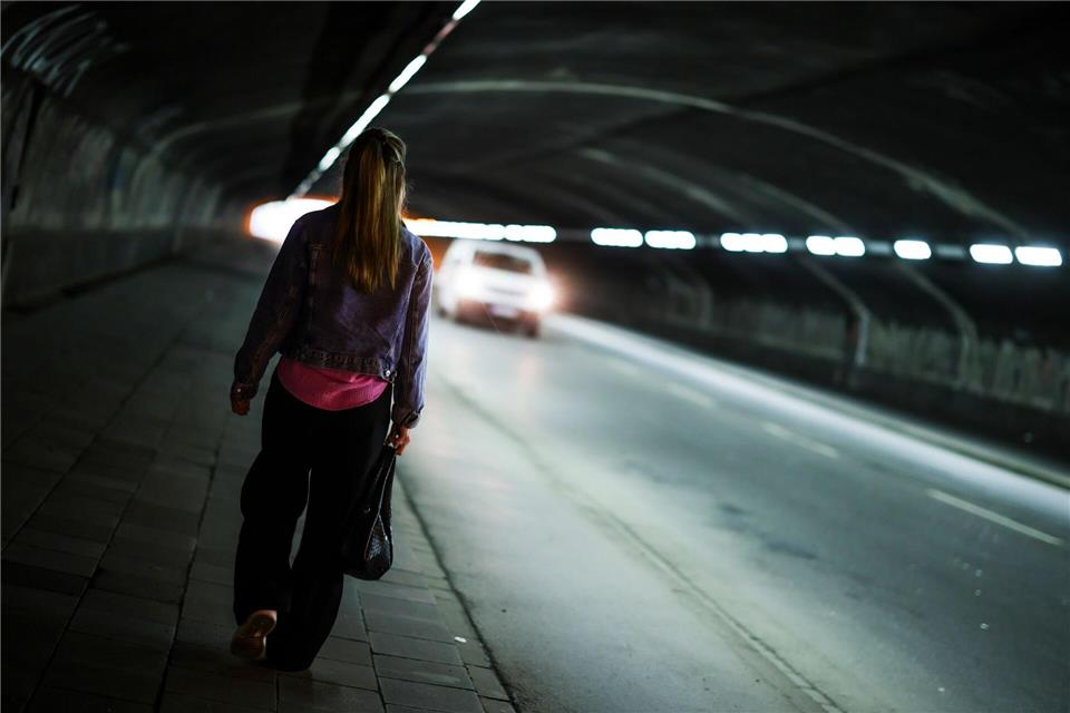 Sicherer im Dunkeln unterwegs - Angebote in Hessen  Mehrere Angebote sollen Frauen ein besseres Sicherheitsgefühl geben, wenn sie im Dunkeln unterwegs sind. (Symbolbild)Christoph Reichwein/dpa