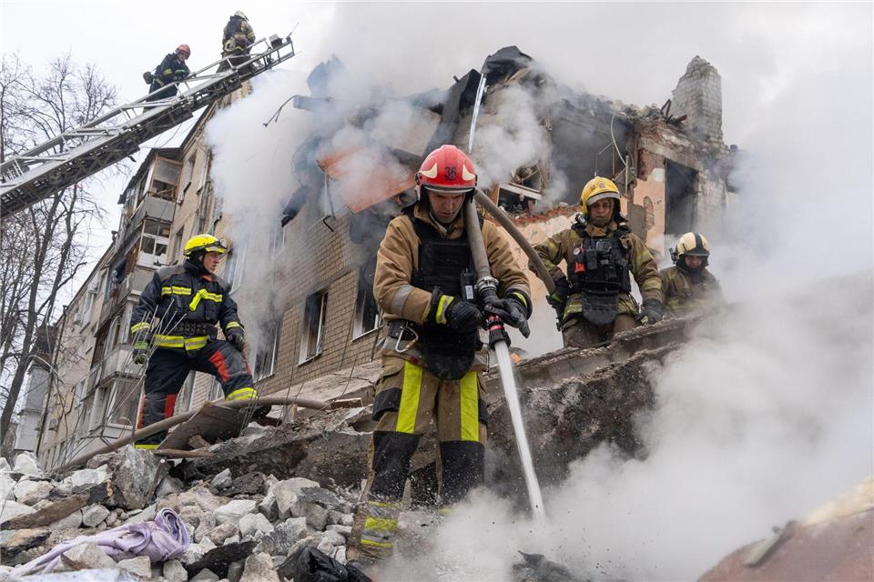 Mehrere Bewohner eines Hauses in Charkiw sind durch einen russischen Raketenangriff getötet worden. Andrii Marienko/AP/dpa