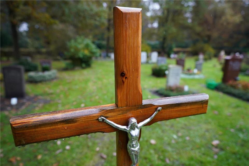 Mehrere Bronzestatuen wurden auf einem Friedhof gestohlen. (Symbolbild)Marcus Brandt/dpa