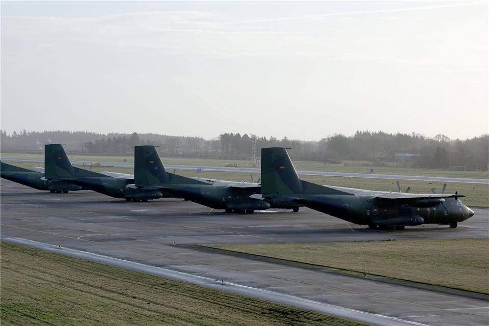 Mehrere Brunnen am Flugplatz Hohn sind mit PFAS konterminiert. (Symbolbild)Carsten Rehder/dpa