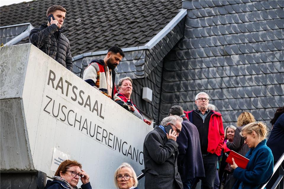 Mehrere Bürgerinnen und Bürger verfolgten die Vereidigung Christoph Reichwein/dpa