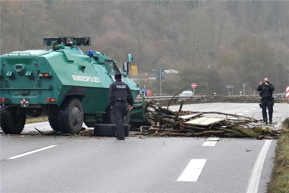 Mehrere Bundesstraßen wurden zeitweise blockiert.Thomas Naumann/dpa