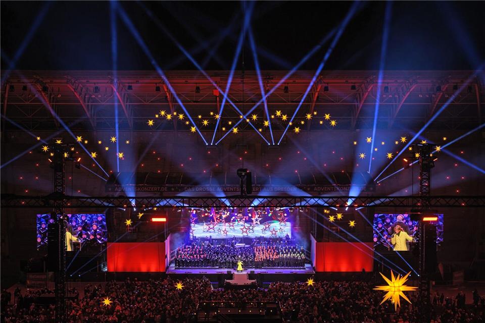 Mehrere Chöre und Solisten haben Tausende Zuschauer beim Adventskonzert im Dresdner Rudolf-Harbig-Stadion begeistert. Robert Michael/dpa