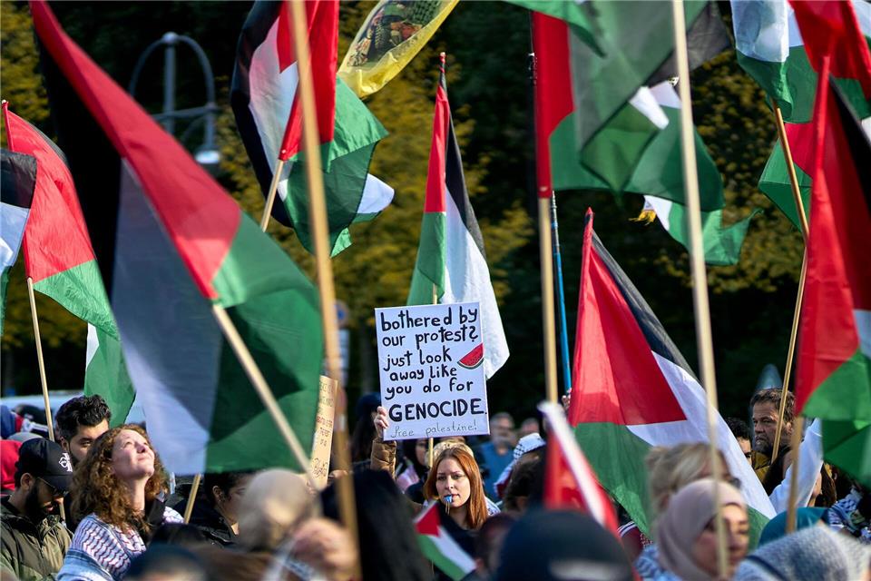 Rund 14.000 Menschen bei Pro-Palästina-Demo in Berlin Mehrere Demonstranten hielten beschriftete Plakate in die Luft.Michael Ukas/dpa