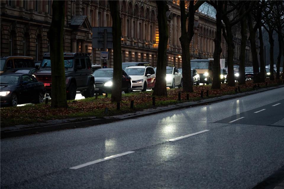 Mehrere Demonstrationen und das HSV-Heimspiel gegen den FC Bayern München könnten am Samstag für viele Staus in Hamburg sorgen. (Archivbild)Jonas Walzberg/dpa