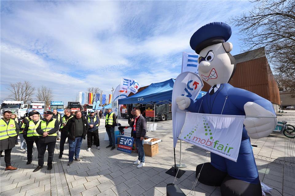 Mehrere Dutzend EVG-Mitglieder protestieren für mehr Sicherheit für Bahn-Beschäftigte.Karl-Josef Hildenbrand/dpa