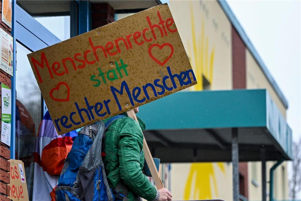 Mehrere Dutzend Menschen protestieren gegen die AfD beim Parteitag in Prenzlau.Jens Kalaene/dpa