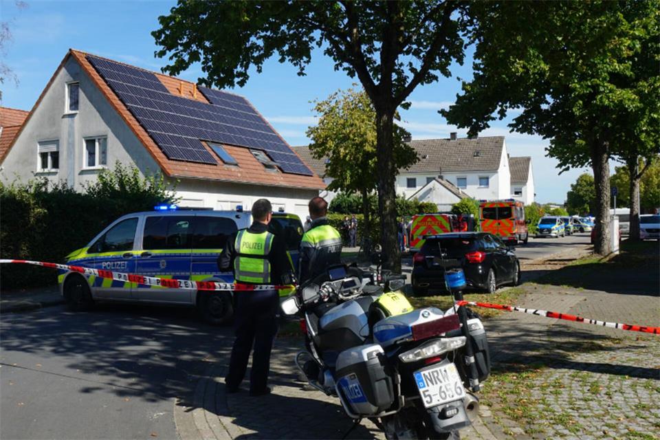 Mehrere Einsatzwagen der Polizei sind zu einem Einsatz in die Grimpingstraße gerufen worden.