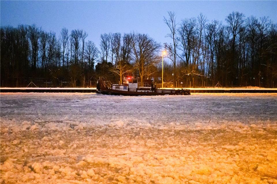 Mehrere Eisbrecher sind auf dem Mittellandkanal unterwegs.Julian Stratenschulte/dpa