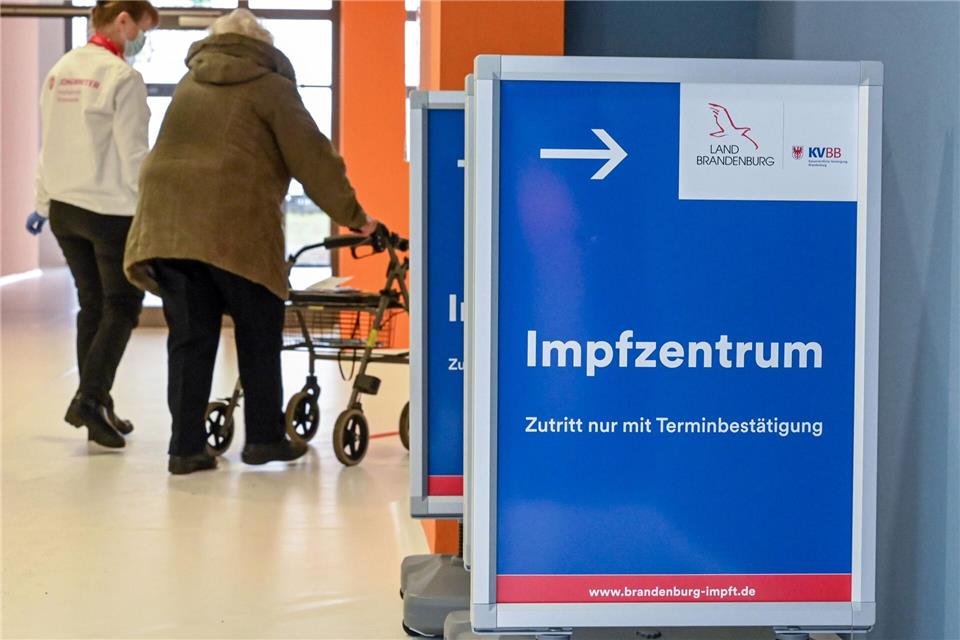 Mehrere Fachleute haben sich vor der Enquete-Kommission des Brandenburger Landtags zu Erfahrungen aus den Corona-Impfungen geäußert. (Archivbild) Patrick Pleul/dpa-Zentralbild/ZB