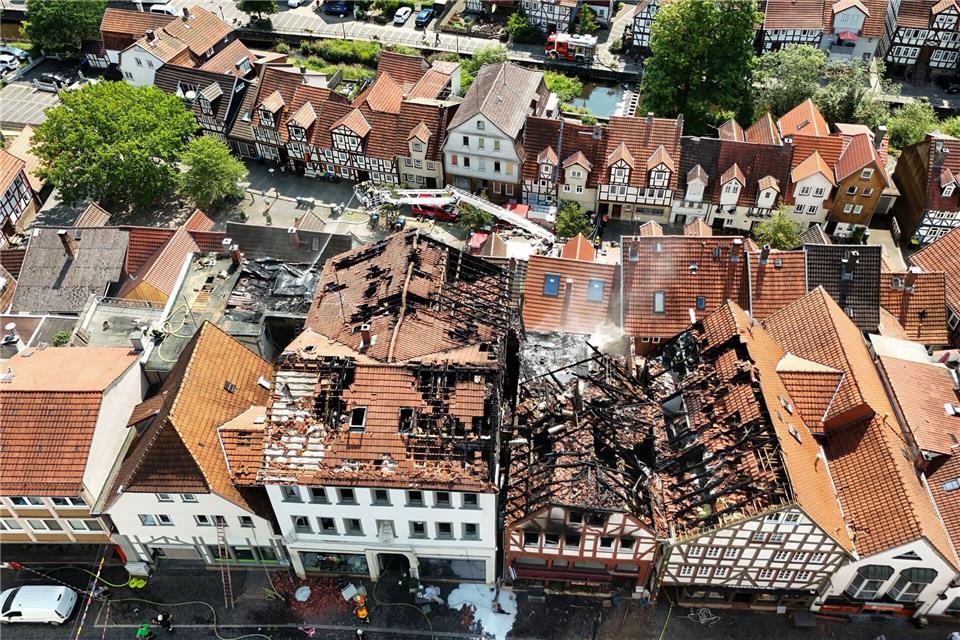Mehrere Fachwerkhäuser wurden von den Flammen beschädigt.Florian Wiegand/dpa