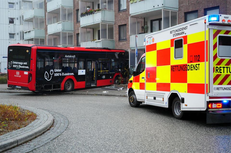 Mehrere Fahrgäste sowie die Busfahrerin wurden verletzt.Marcel Von Fehrn/dpa