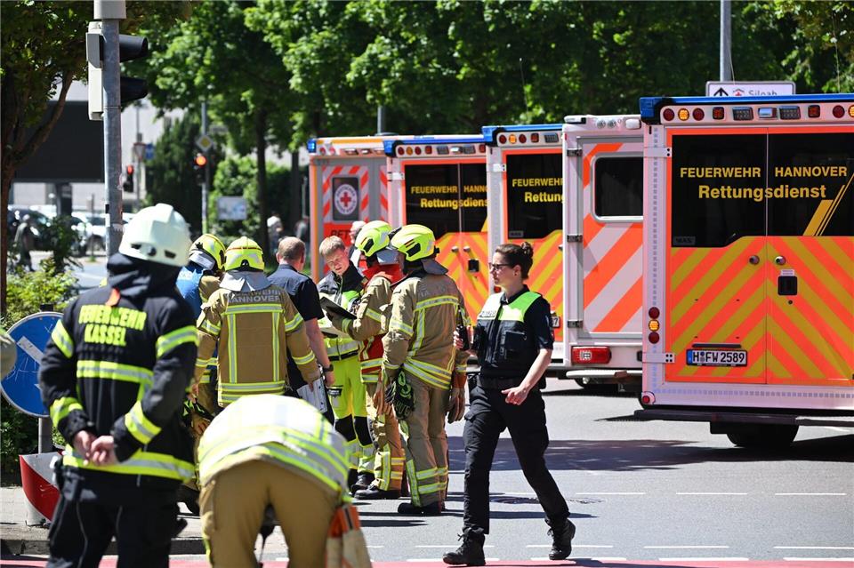 Mehrere Fahrgäste wurden vom Rettungsdienst versorgt.Julian Stratenschulte/dpa