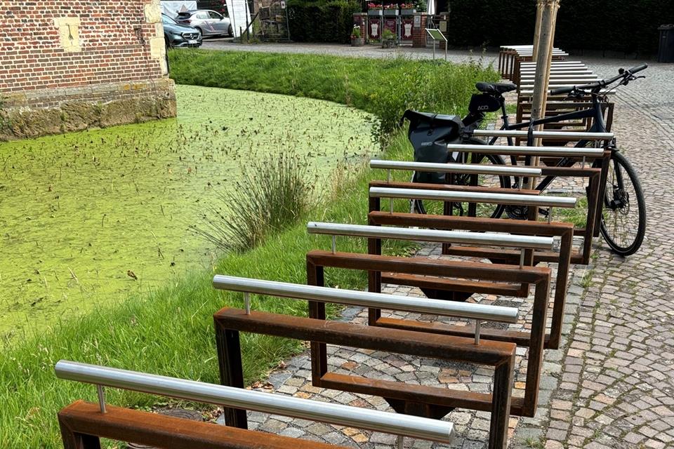Mehrere Fahrradständer sind am Schloss aufgestellt worden. Weitere sollen nicht hinzukommen.