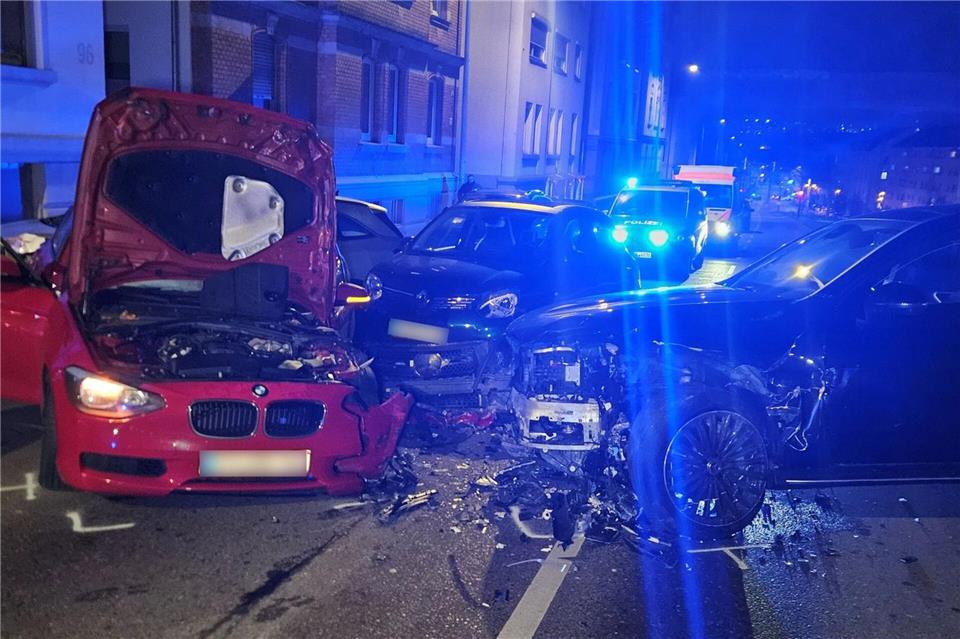 Mehrere Fahrzeuge sind in Stuttgart in einen Unfall verwickelt. Andreas Rosar/dpa