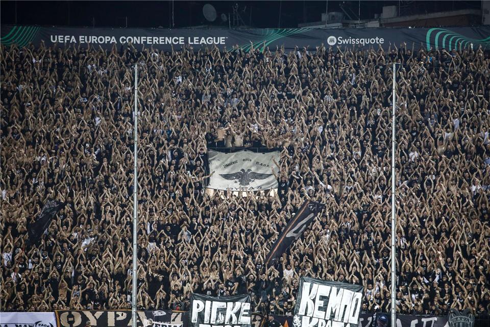 Mehrere Fans von PAOK Saloniki sind bei einem Bus-Unfall in Rumänien ums Leben gekommen. (Archivbild)Giannis Papanikos/AP/dpa
