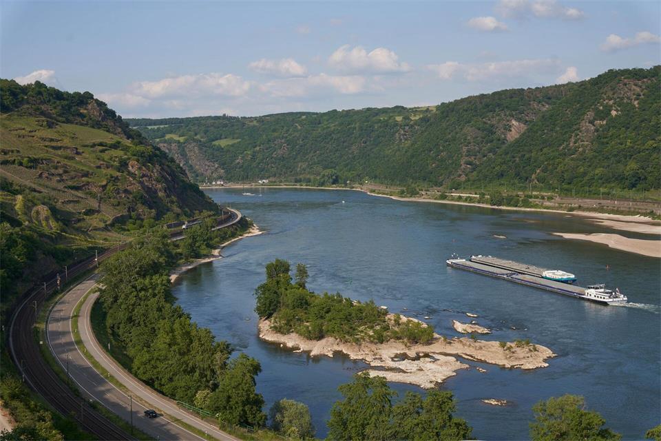 Mehrere Felsbrocken fielen von der Loreley hinab auf die Straße. (Illustration)Thomas Frey/dpa