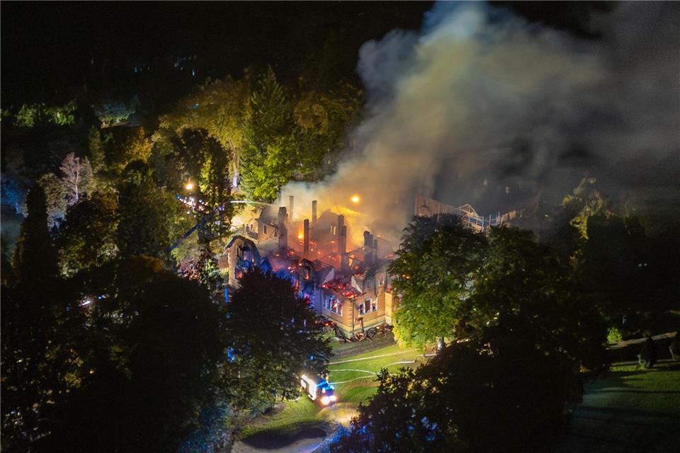 Mehrere Feuerwehren aus der Umgebung rückten an, um den Brand zu löschen.Lars Haubner/News5/dpa
