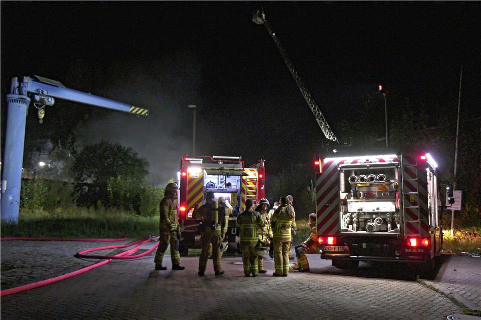 Mehrere Feuerwehrleute sind bei einem Brand an einer Lagerhalle in Schwerin im Einsatz.Ralf Drefin/dpa