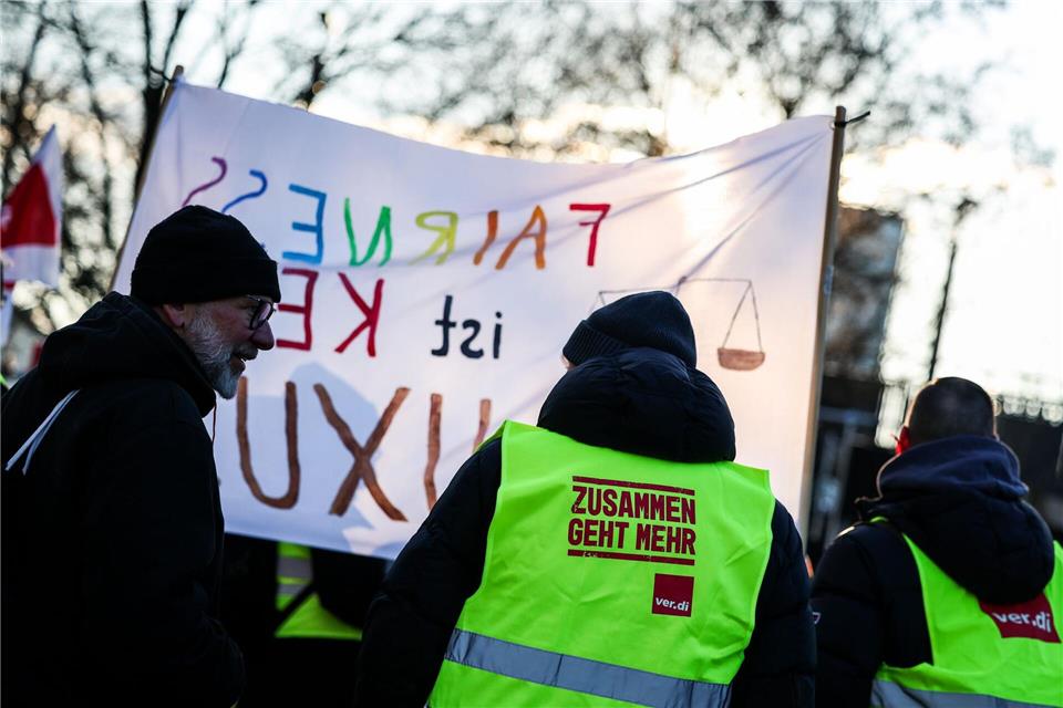 Mehrere Gewerkschaften haben für Dienstag zu einer Demonstration vor dem Landtag aufgerufen. (Archivbild)Christoph Reichwein/dpa