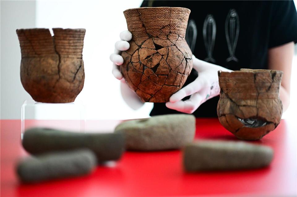 Mehrere Grabbeigaben sind in Brandenburg gefunden worden. Sebastian Christoph Gollnow/dpa