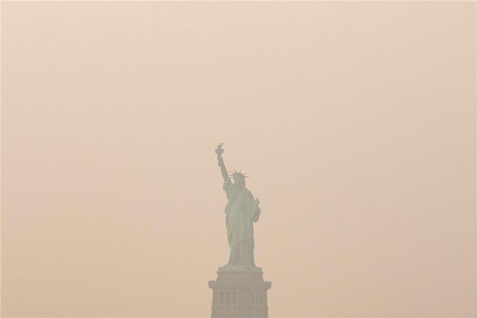 Mehrere Großstädte wie New York sind in Rauch gehüllt.Yuki Iwamura/AP/dpa
